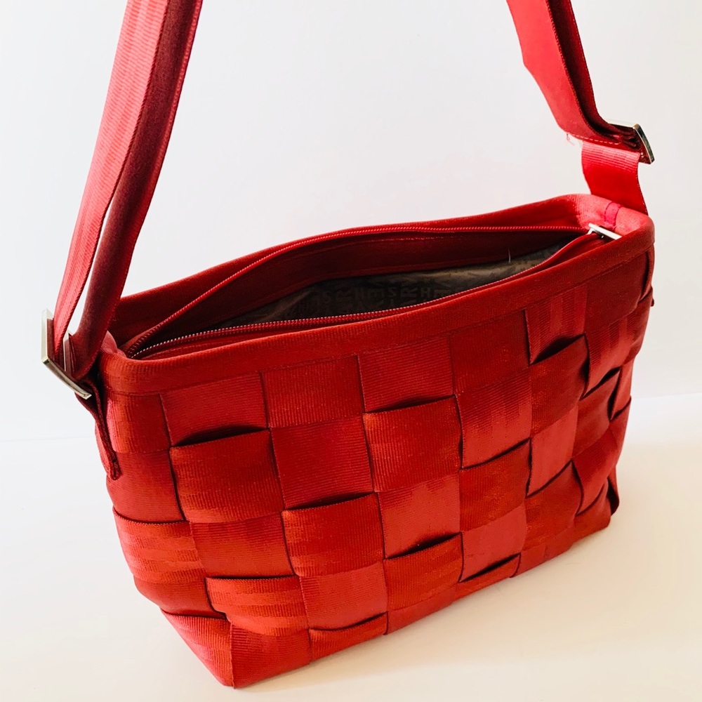 Harvey’s seatbelt bag